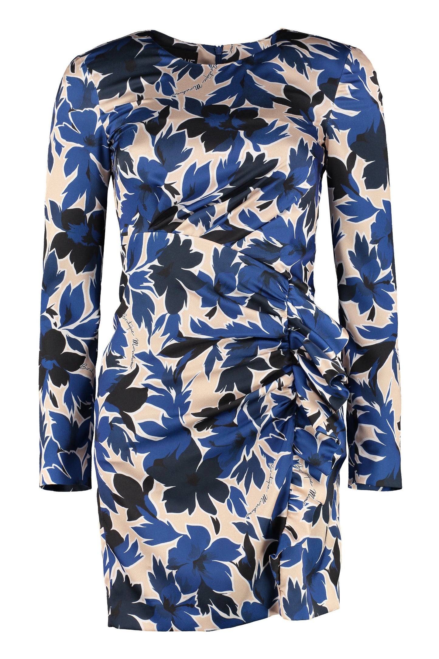 Ruffled dress with wrinkles on the waist